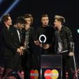 Brit Awards 2014 : Harry Styles rejoint les One Direction après avoir fait pipi