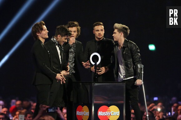 Brit Awards 2014 : Harry Styles rejoint les One Direction après avoir fait pipi