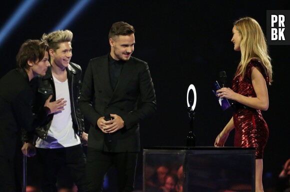 Brit Awards 2014 : Rosie Huntington-Whiteley remet le prix du succès global aux One Direction
