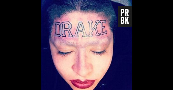 Une fan se tatoue le nom de Drake sur le front