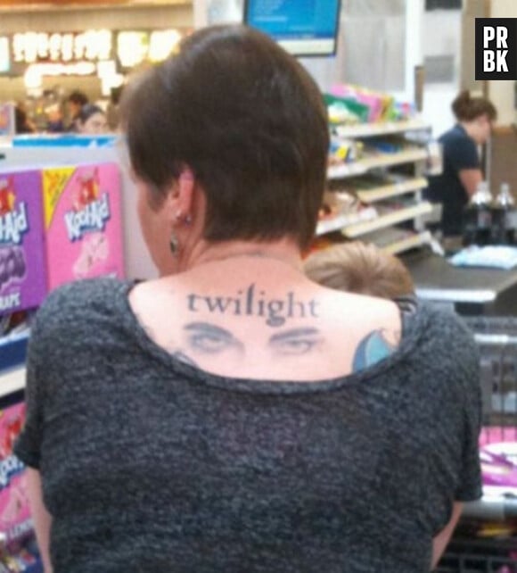 Twilight : une fan se tatoue la saga dans le dos