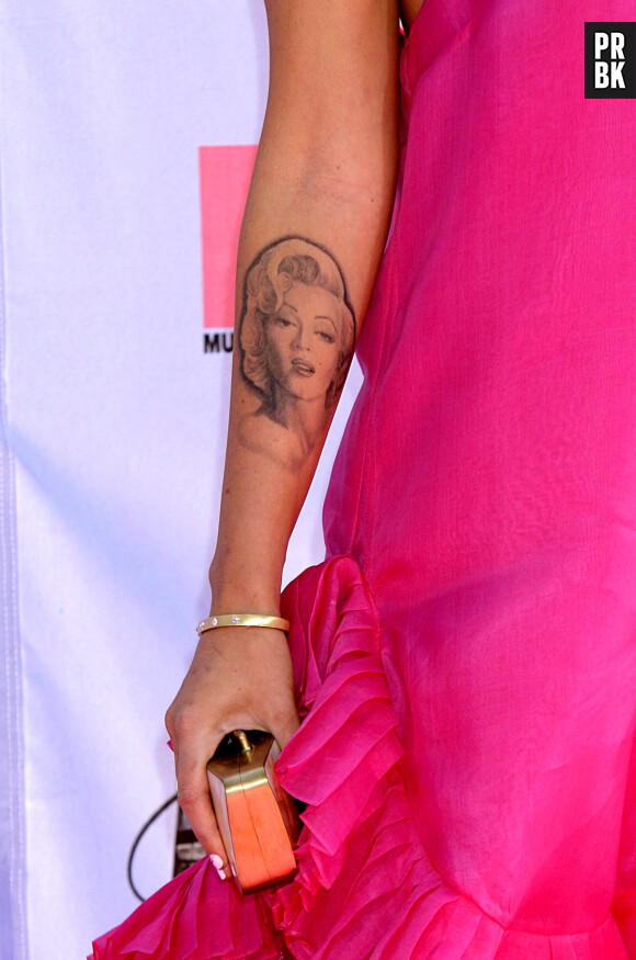 Megan Fox a un tatouage du visage de Marilyn Monroe sur le bras
