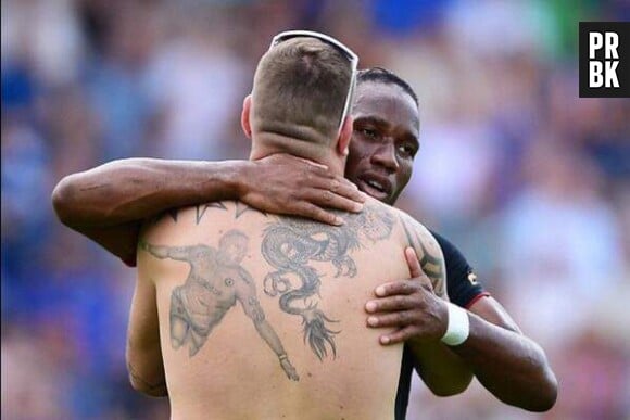 Didier Drogba : un fan s'est tatoué le footballeur dans le dos