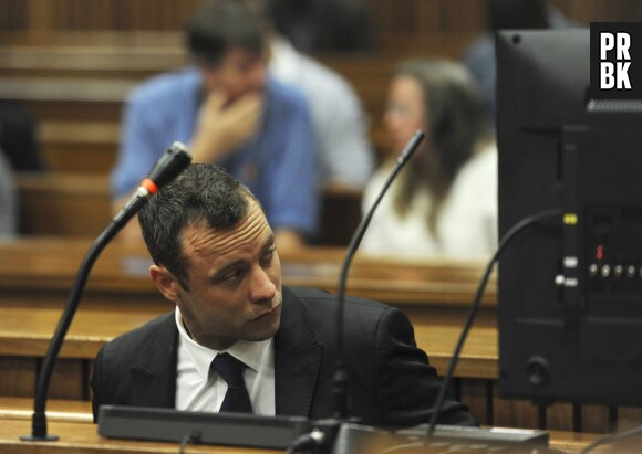 Oscar Pistorius dans le box des accusés lors de son procès pour meurtre, le 6 mars 2014, à Pretoria.