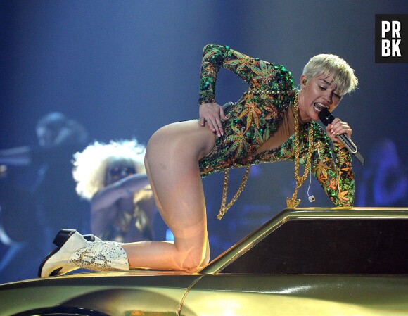 Miley Cyrus sexy à Las Vegas, le 1er mars 2014, pour le Bangerz Tour