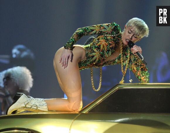 Miley Cyrus toujours aussi provoc' à Las Vegas, le 1er mars 2014, pour le Bangerz Tour