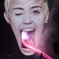 Miley Cyrus blesse une personne... avec sa langue (ou presque)