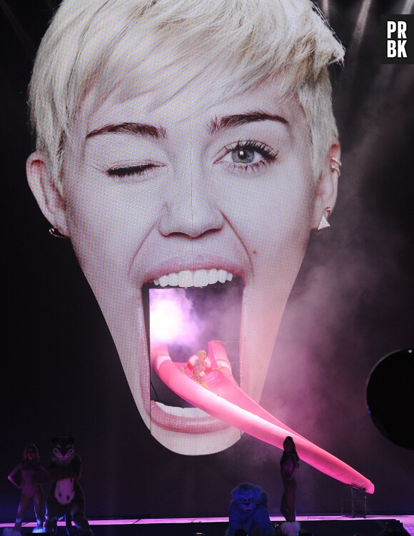 Miley Cyrus : sa (fausse) langue géante a blessé un technicien