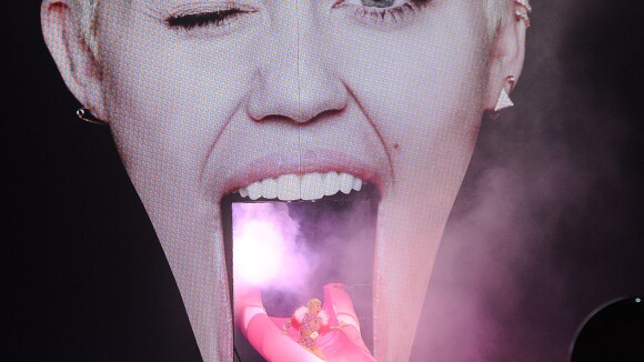 Miley Cyrus blesse une personne... avec sa langue (ou presque)