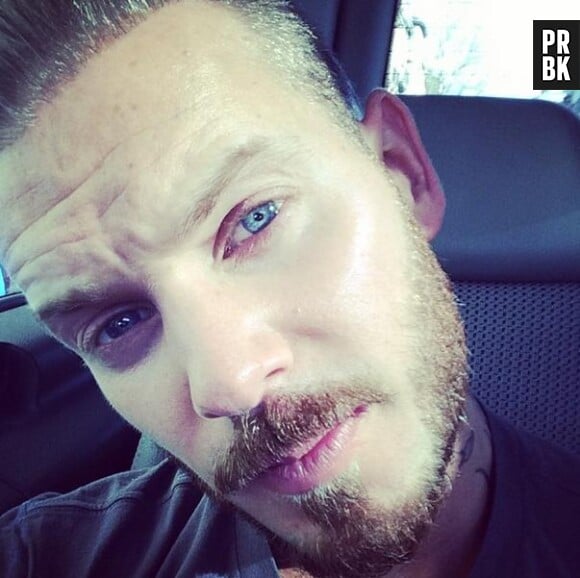 M. Pokora pose ses empreintes dentaires pour se faire un Grillz