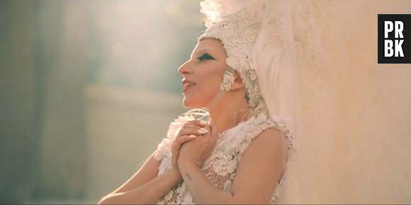 Lady Gaga - G.U.Y. le clip officiel extrait de l'album "ARTPOP"