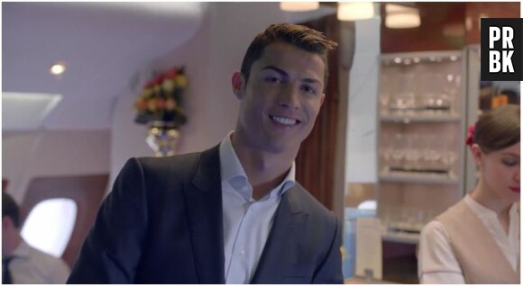 Cristiano Ronaldo joue avec son image dans la pub Fly Emirates