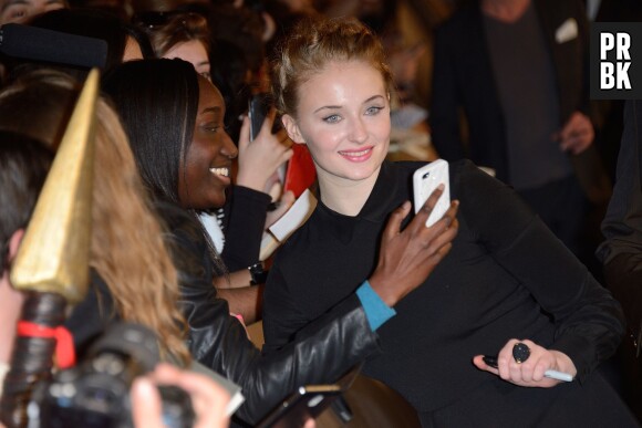 Game of Thrones : Sophie Turner pose avec ses fans à l'avant-première de la saison 4 à Paris le 2 avril 2014