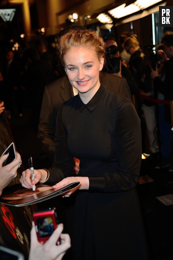 Game of Thrones : Sophie Turner avec ses fans à l'avant-première de la saison 4 à Paris le 2 avril 2014
