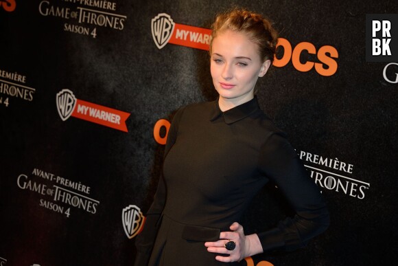 Game of Thrones : Sophie Turner devant les photographes à l'avant-première de la saison 4 à Paris le 2 avril 2014