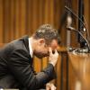 Oscar Pistorius en larmes dans le box des accusés lors de son procès pour meurtre, le 6 mars 2014, à Pretoria.