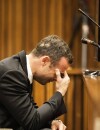  Oscar Pistorius en larmes dans le box des accus&eacute;s lors de son proc&egrave;s pour meurtre, le 6 mars 2014, &agrave; Pretoria. 