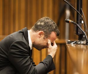 Oscar Pistorius en larmes dans le box des accus&eacute;s lors de son proc&egrave;s pour meurtre, le 6 mars 2014, &agrave; Pretoria.