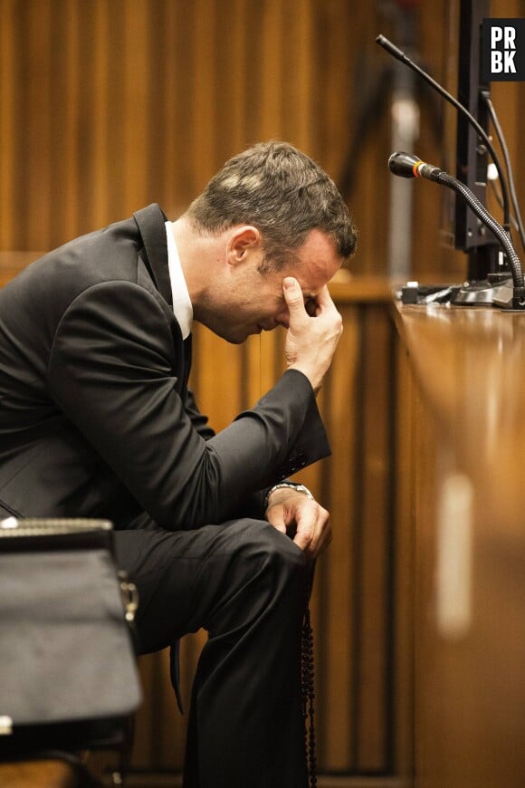 Oscar Pistorius en larmes dans le box des accusés lors de son procès pour meurtre, le 6 mars 2014, à Pretoria.