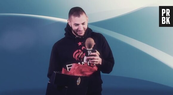 Karim Benzema découvre sa Poupluche, une poupée-peluche à son effigie