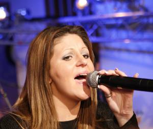 Cindy Sander donne de la voix pour une &eacute;mission radio, le 25 avril 2008 &agrave; Paris