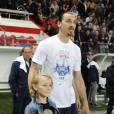  Zlatan Ibrahimovic entour&eacute; de ses enfants pour le sacre du PSG, le 7 mai 2014 au Parc des Princes 