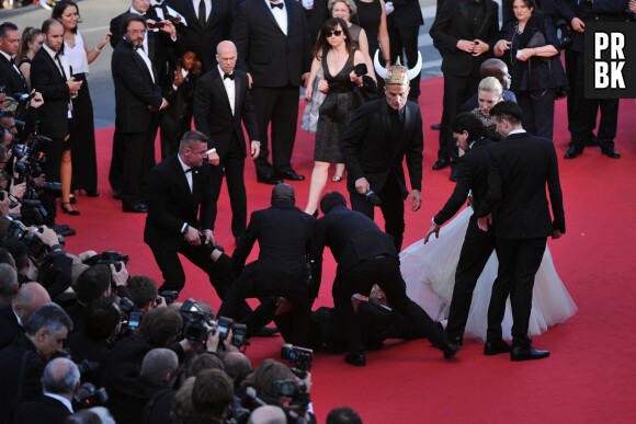 America Ferrera s'est fait "agresser" sur le tapis rouge du Festival de Cannes, le 16 mai 2014