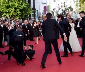Un homme ma&icirc;tris&eacute; par les services de s&eacute;curit&eacute; apr&egrave;s s'&ecirc;tre incrust&eacute; sur le tapis rouge du Festival de Cannes, le 16 mai 2014