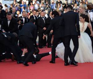 America Ferrera : un intrus a tent&eacute; de l'attaquer sur le tapis rouge du Festival de Cannes, le 16 mai 2014
