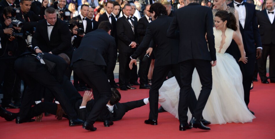  America Ferrera : un intrus a tent&amp;eacute; de l&#039;attaquer sur le tapis rouge du Festival de Cannes, le 16 mai 2014 