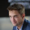 Robert Pattinson sur le plateau du Grand Journal, le 20 mai 2014 à Cannes