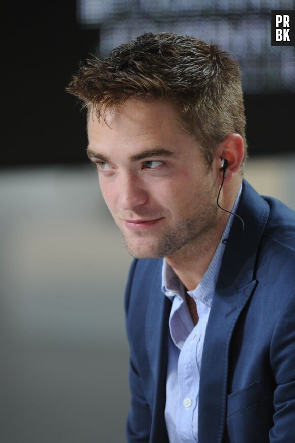 Robert Pattinson sur le plateau du Grand Journal, le 20 mai 2014 à Cannes