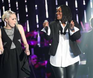 Sophie-Tith et Yseult sur le plateau de la finale de Nouvelle Star 2014