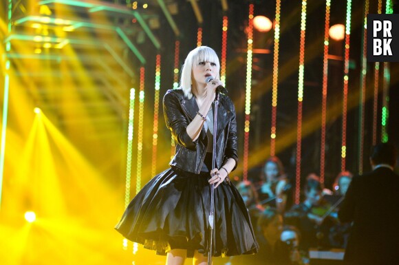 Sophie-Tith blonde pendant la finale de Nouvelle Star 2014