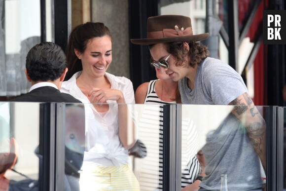 Harry Styles et une fan à Paris, le 21 juin 2014