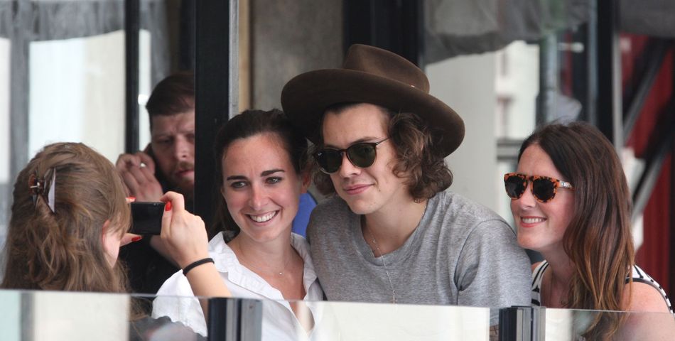  Harry Styles prend la pose avec des fans &amp;agrave; Paris, le 21 juin 2014 