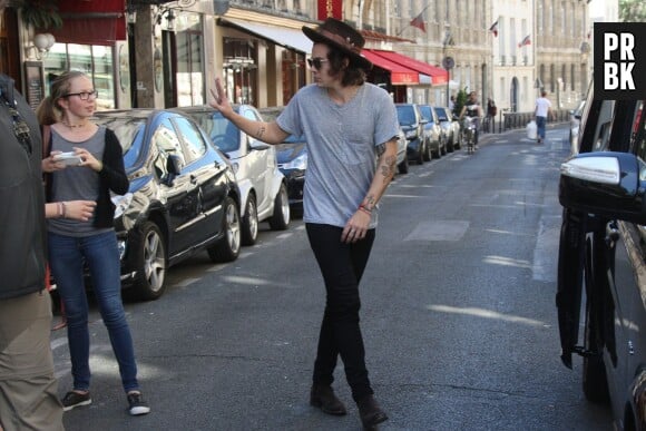 Harry Styles salue une fan à Paris, le 21 juin 2014