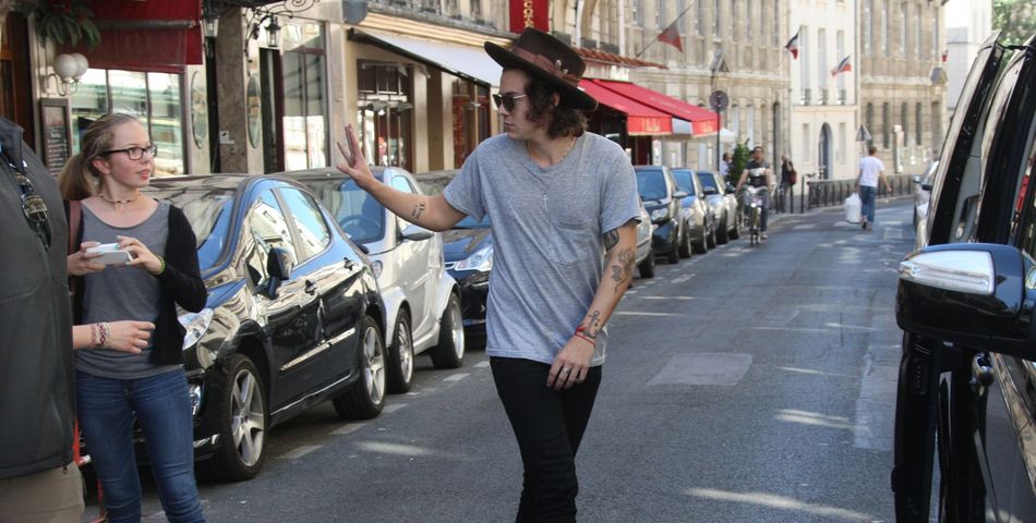  Harry Styles salue une fan &amp;agrave; Paris, le 21 juin 2014 