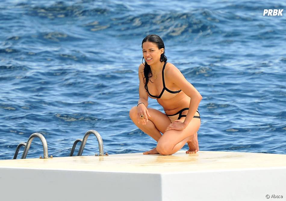 Michelle Rodriguez en bikini à Cannes, le 23 mai 2012