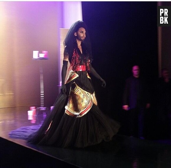 Conchita Wurst lors du défilé Haute Couture automne-hiver 2014/2015 de Jean-Paul Gaultier, le 9 juillet 2014
