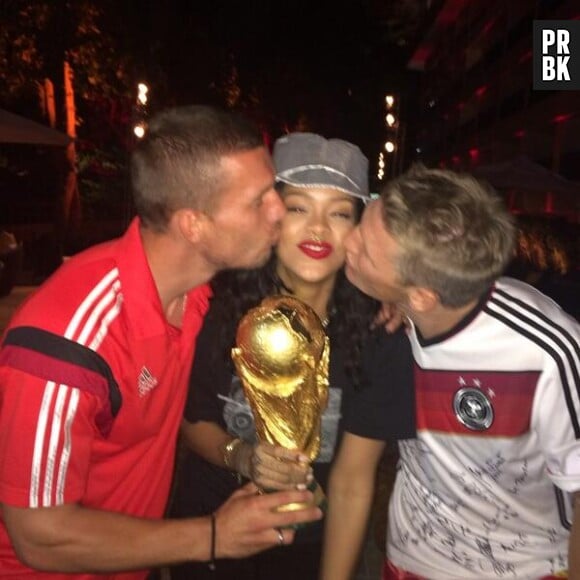 Rihanna avec la Coupe du Monde 2014 dans les mains et entourée de Podolski et Schweinsteiger