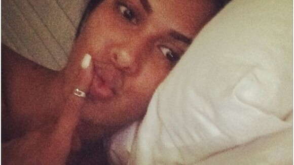 Ayem Nour : selfie au lit et sans maquillage