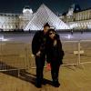 Beyoncé et Jay Z prennent la pose devant la pyramide du Louvre à Paris, le 26 mars 2014