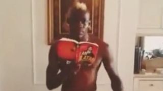 Mario Balotelli : repassage en dansant... et en lisant du Zlatan Ibrahimovic
