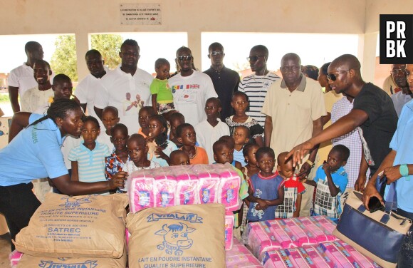 Mamadou Sakho apporte de la nourriture au Sénégal