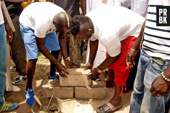 Mamadou Sakho pose la première pierre d'un complexe sportif au Sénégal ce mardi 22 juillet