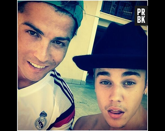 Cristiano Ronaldo et Justin Bieber en mode selfie, au mois de juillet 2014 à Los Angeles