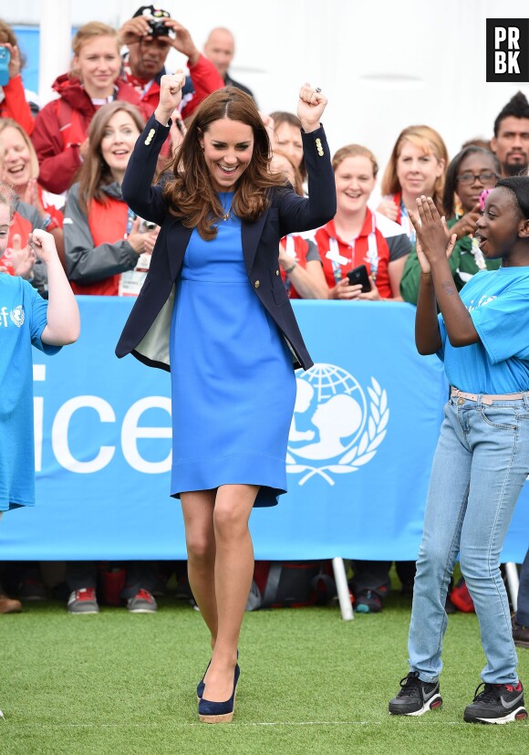 Kate Middleton en robe bleue et talons hauts aux XXe Jeux du Commonwealth à Glasgow, le 29 juillet 2014