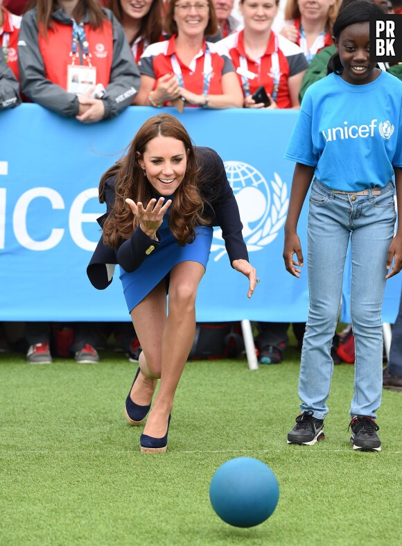 Kate Middleton en robe bleue et talons hauts aux XXe Jeux du Commonwealth à Glasgow, le 29 juillet 2014