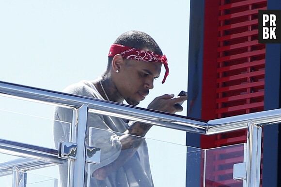 Chris Brown : accro à son téléphone même pendant ses vacances en France